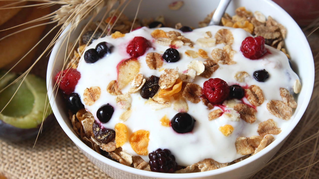 receita de bowl de iogurte com frutas e granola