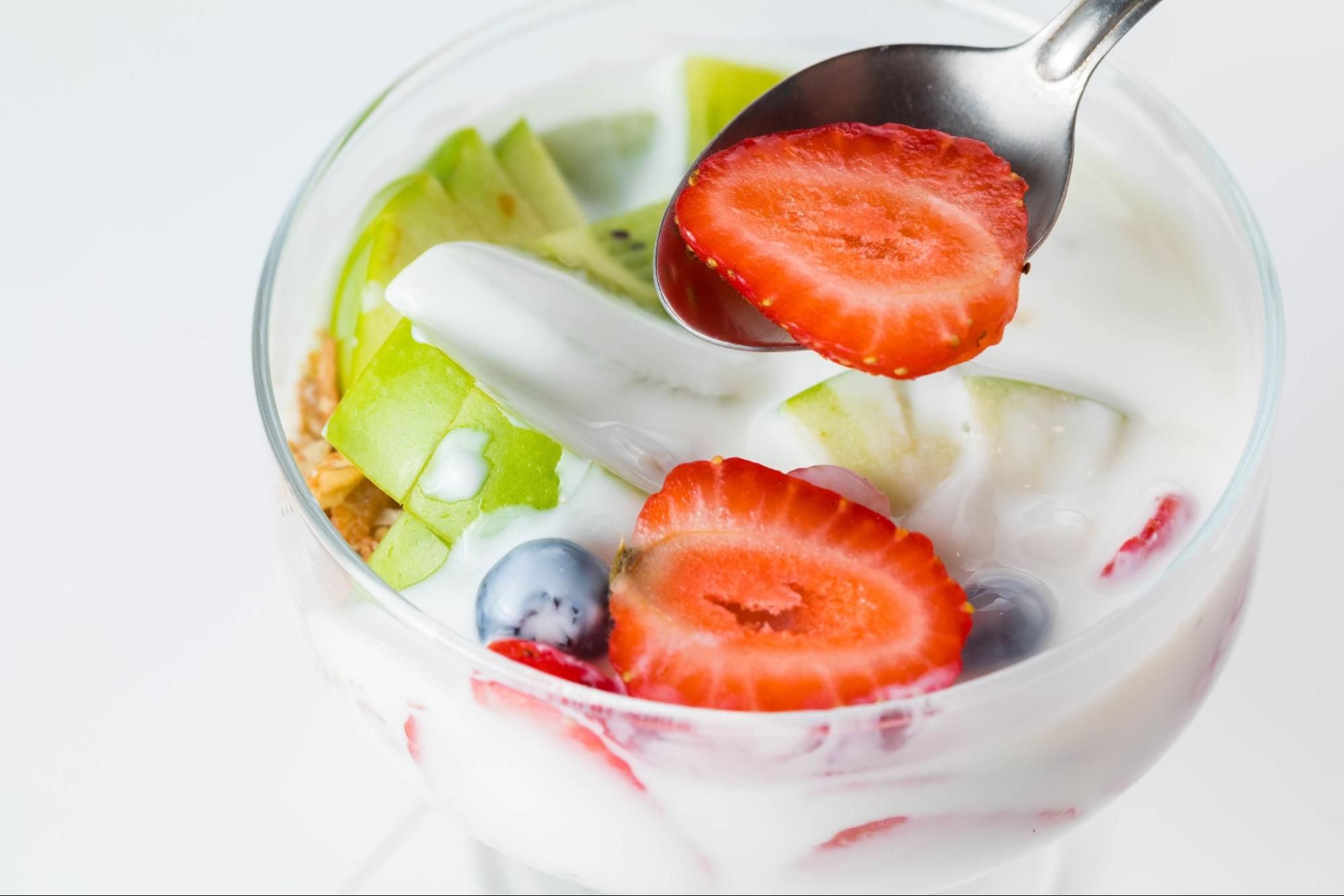 melhores frutas para misturar com iogurte