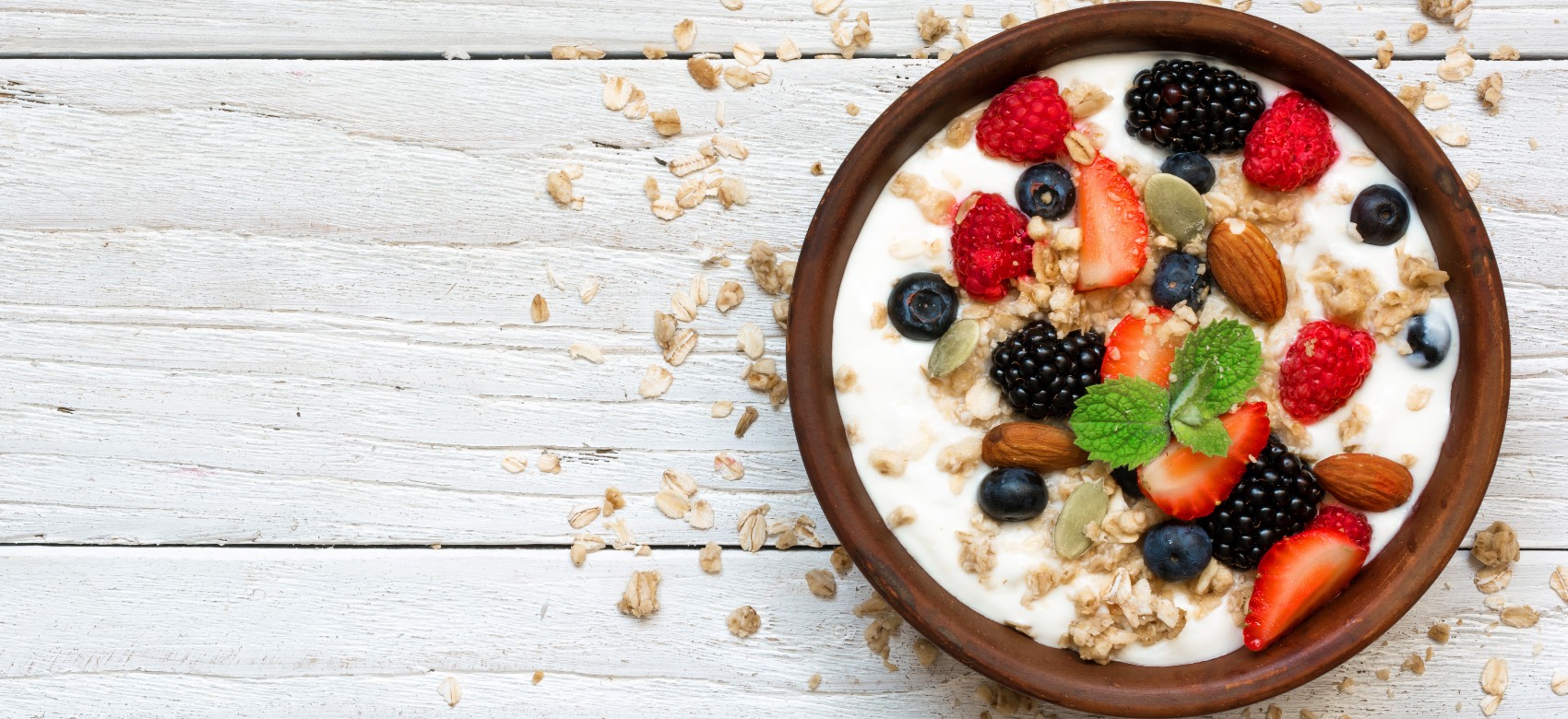 iogurte com frutas para café da manhã