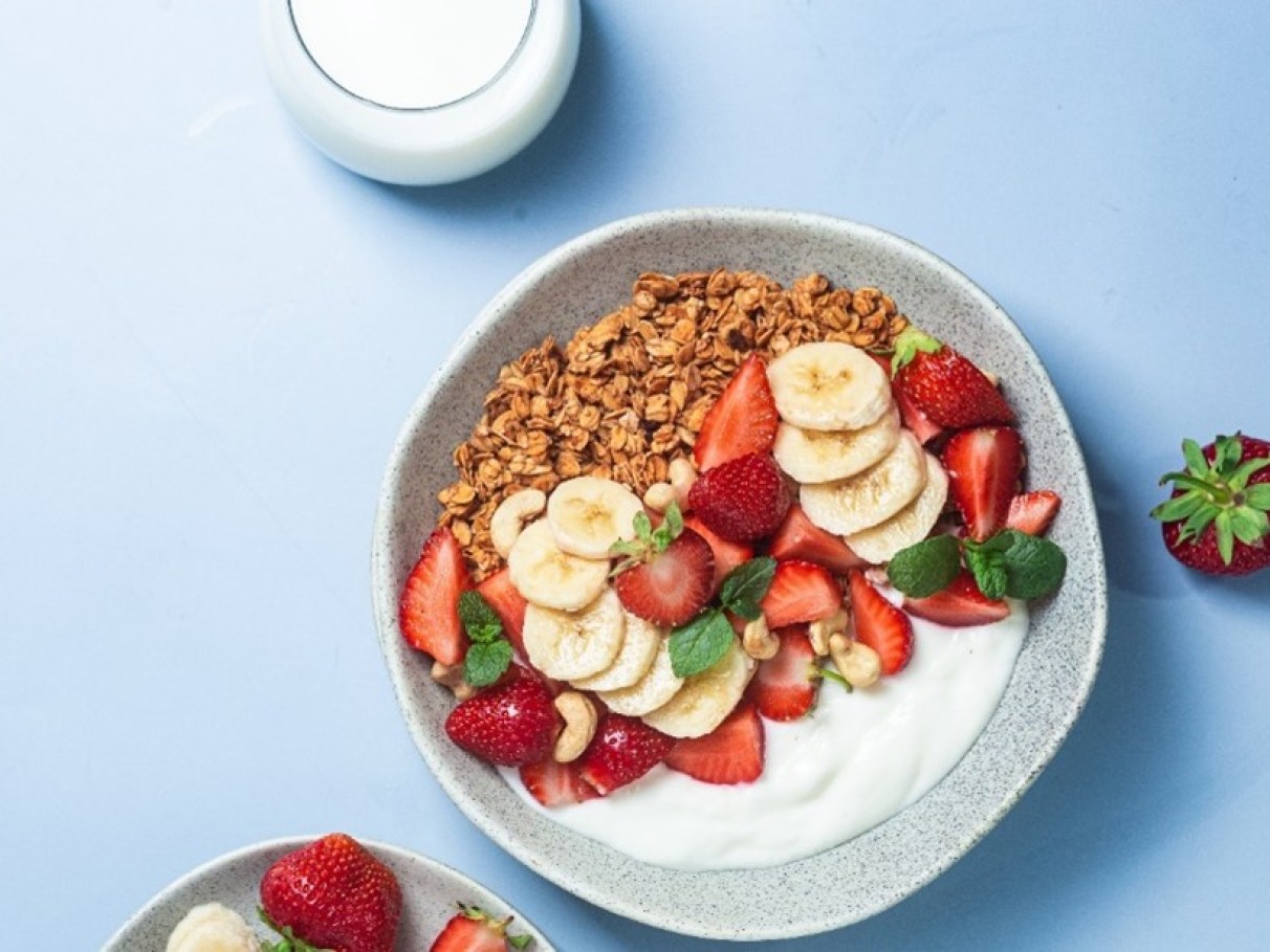 iogurte natural com frutas vermelhas e chia