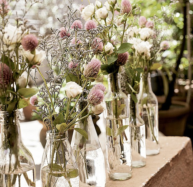 como decorar garrafas de vidro para casamento