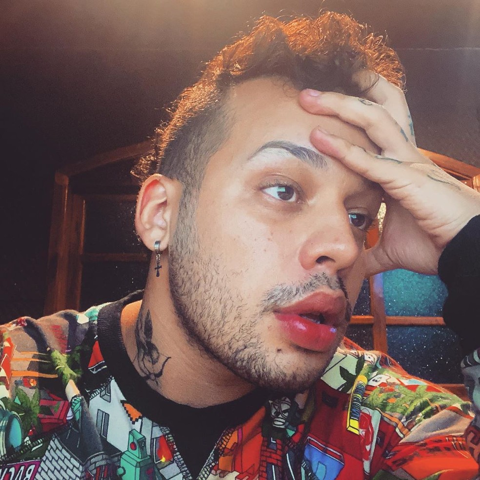 gloria groove sem maquiagem