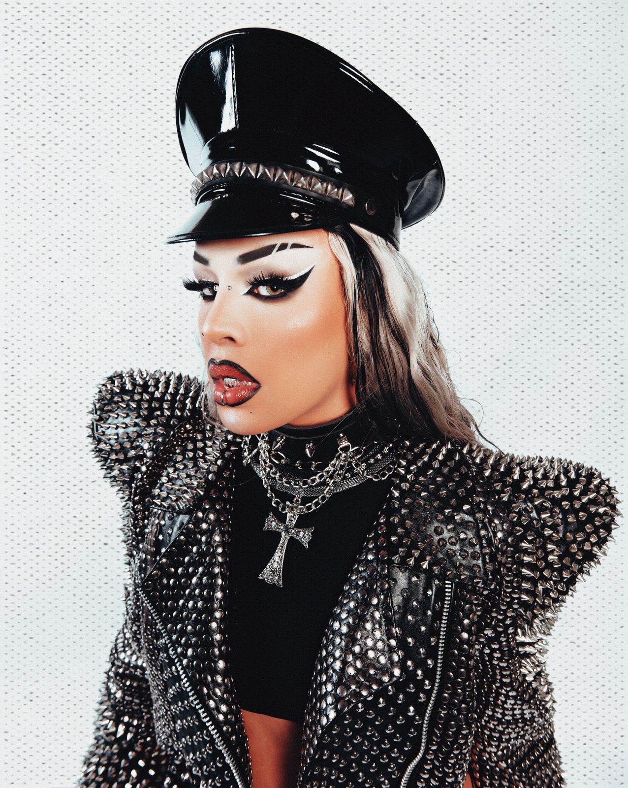 Gloria Groove e Daniel Garcia: A Dualidade Artística em 'Sua de Graça'