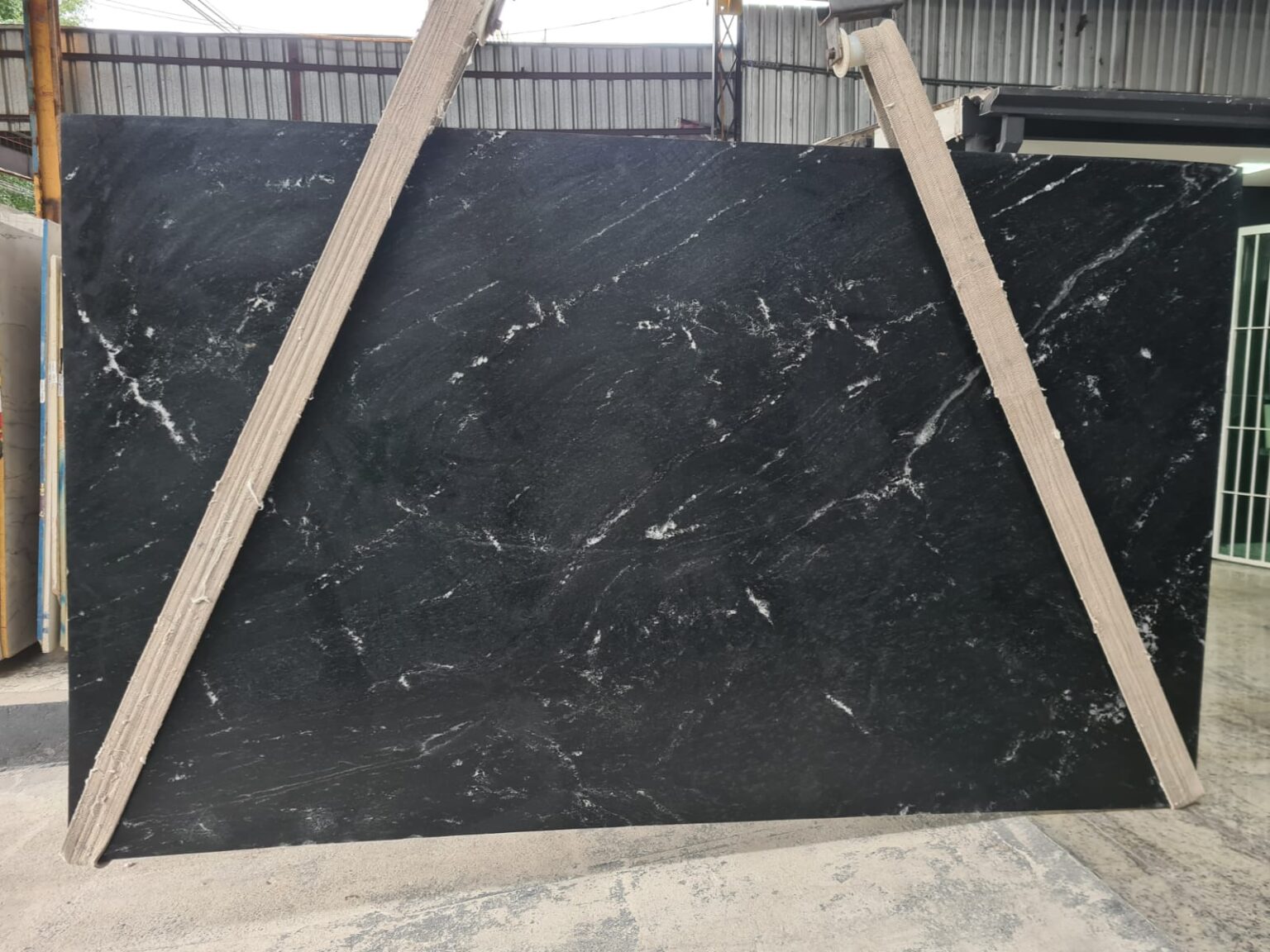 granito via láctea vs mármore preto preço