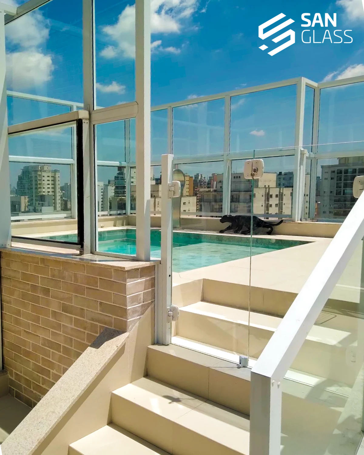 Modelos Inovadores de Guarda-Corpo de Vidro para Valorizar seu Imóvel