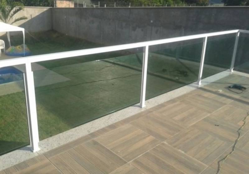 Entenda as Normas Técnicas Essenciais para Guarda-Corpos de Vidro