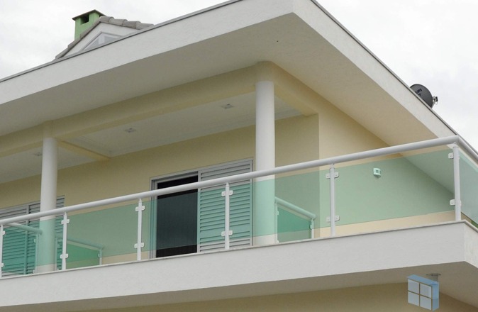 Os Melhores Tipos de Vidro para Guarda-Corpos: Laminado vs. Temperado