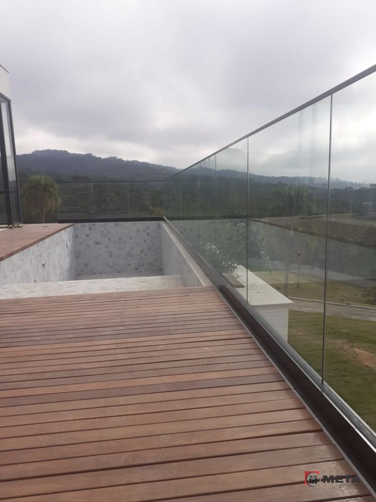 Entenda as Normas Técnicas Essenciais para Guarda-Corpos de Vidro