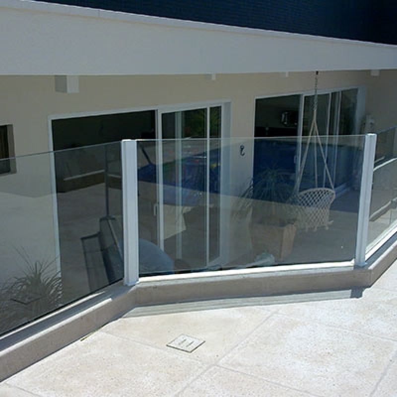 Os Melhores Tipos de Vidro para Guarda-Corpos: Laminado vs. Temperado