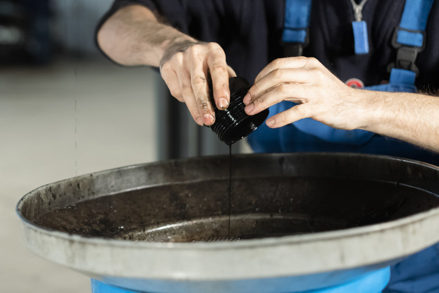 guia simples para entender os oleos usados no motor e na rabeta do barco