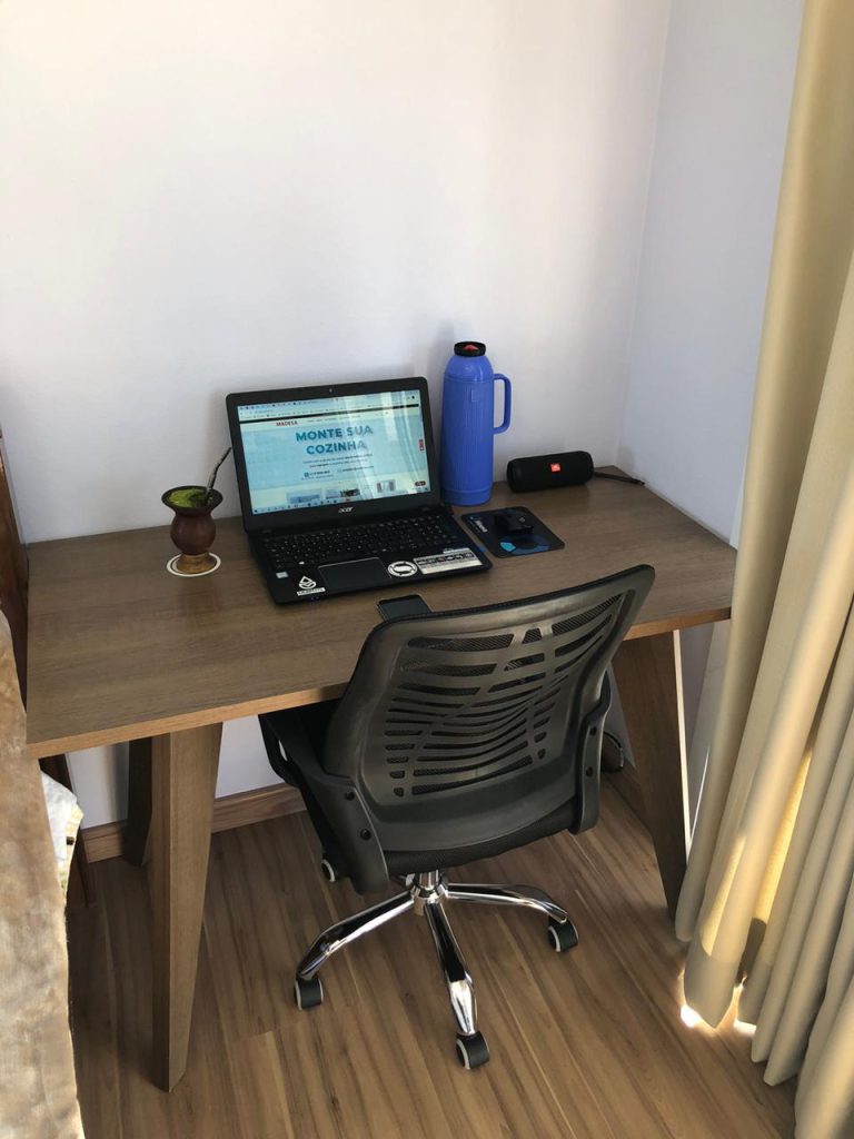 como montar home office no quarto