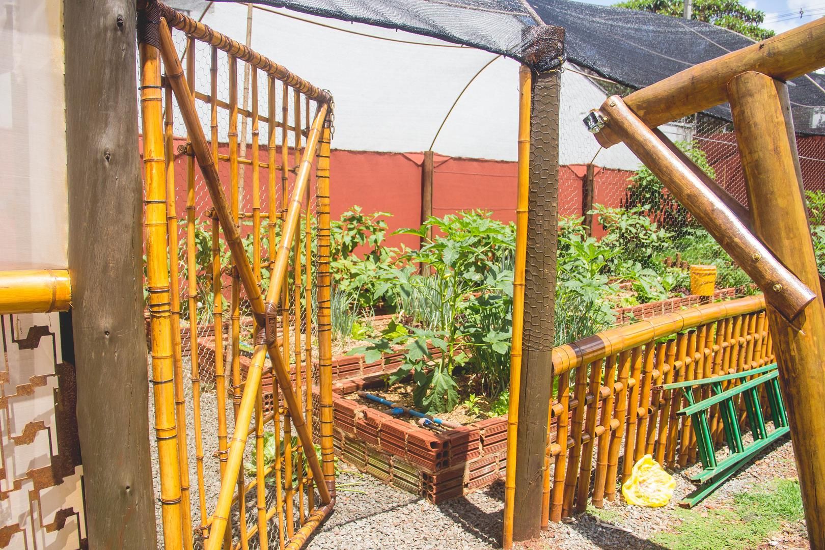 horta vertical feita com bambu