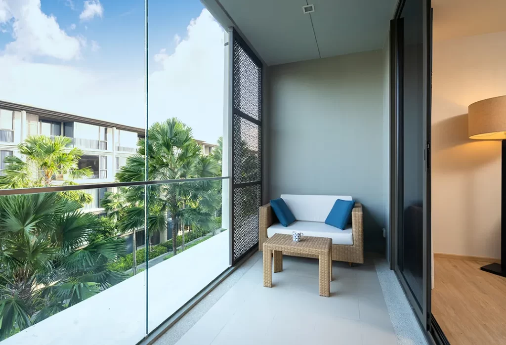 Transforme sua Varanda em um Home Office Produtivo com Envidraçamento