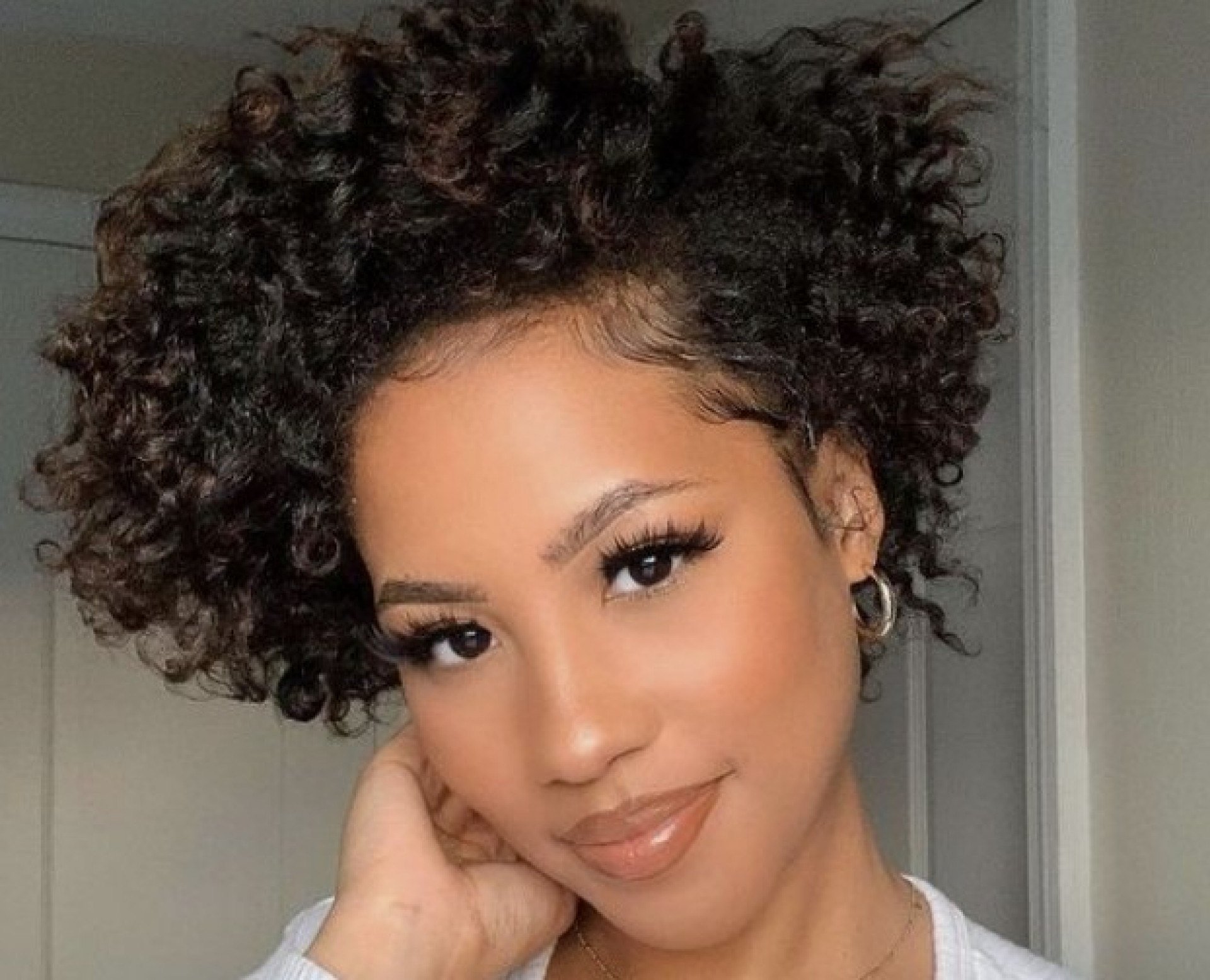 melhores cortes joãozinho cacheado para rosto redondo