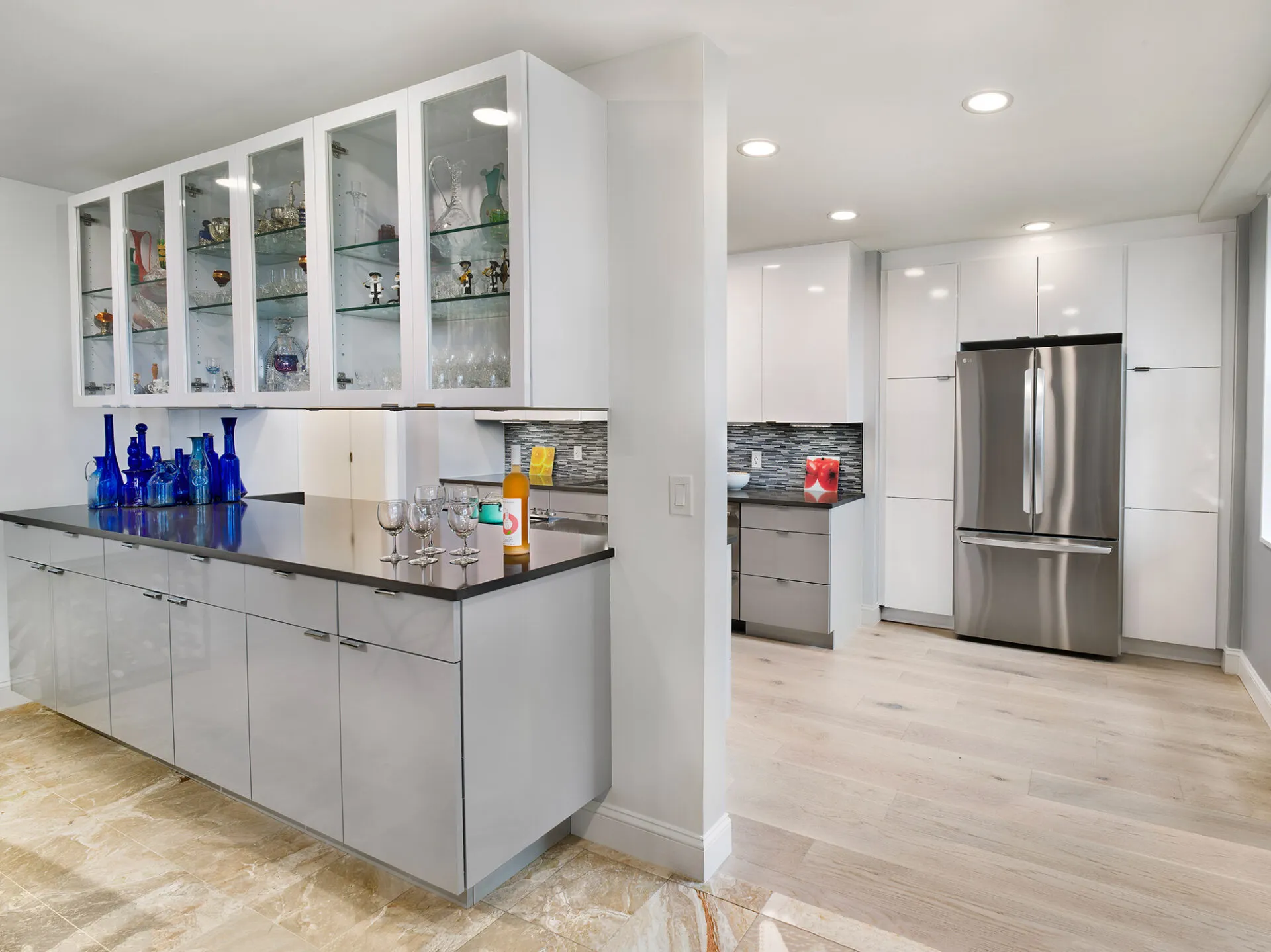 Cozinha cinza e madeira: o segredo para um ambiente acolhedor