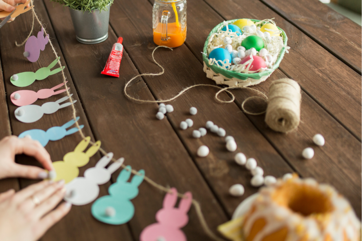 Decoração de mesa de páscoa com elementos naturais