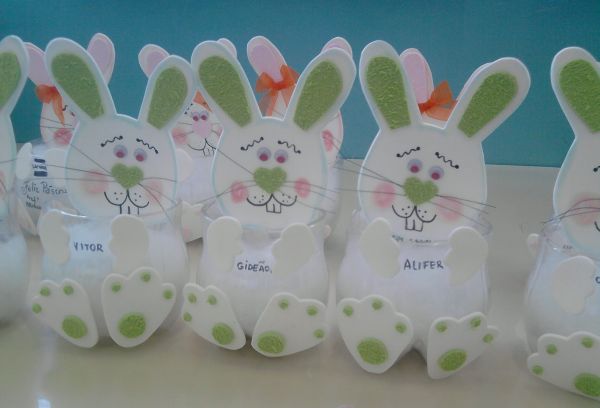 Decoração de mesa de páscoa com elementos naturais