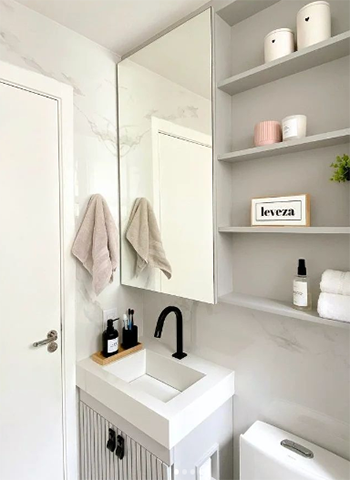 organização de banheiro com pouco espaço