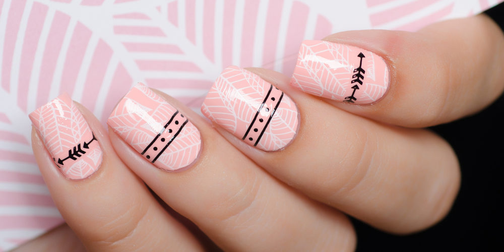 Estilos Minimalistas de Unhas para Apoiar o Outubro Rosa