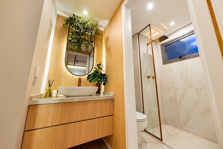 como instalar espelho grande em banheiro pequeno