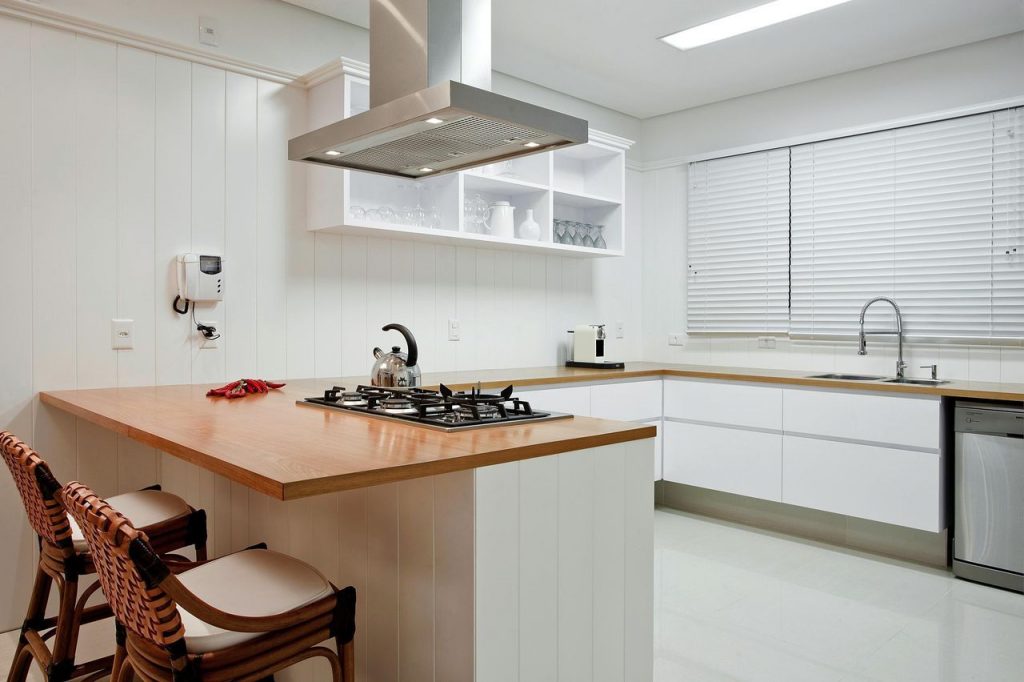 ilha de cozinha com armarios