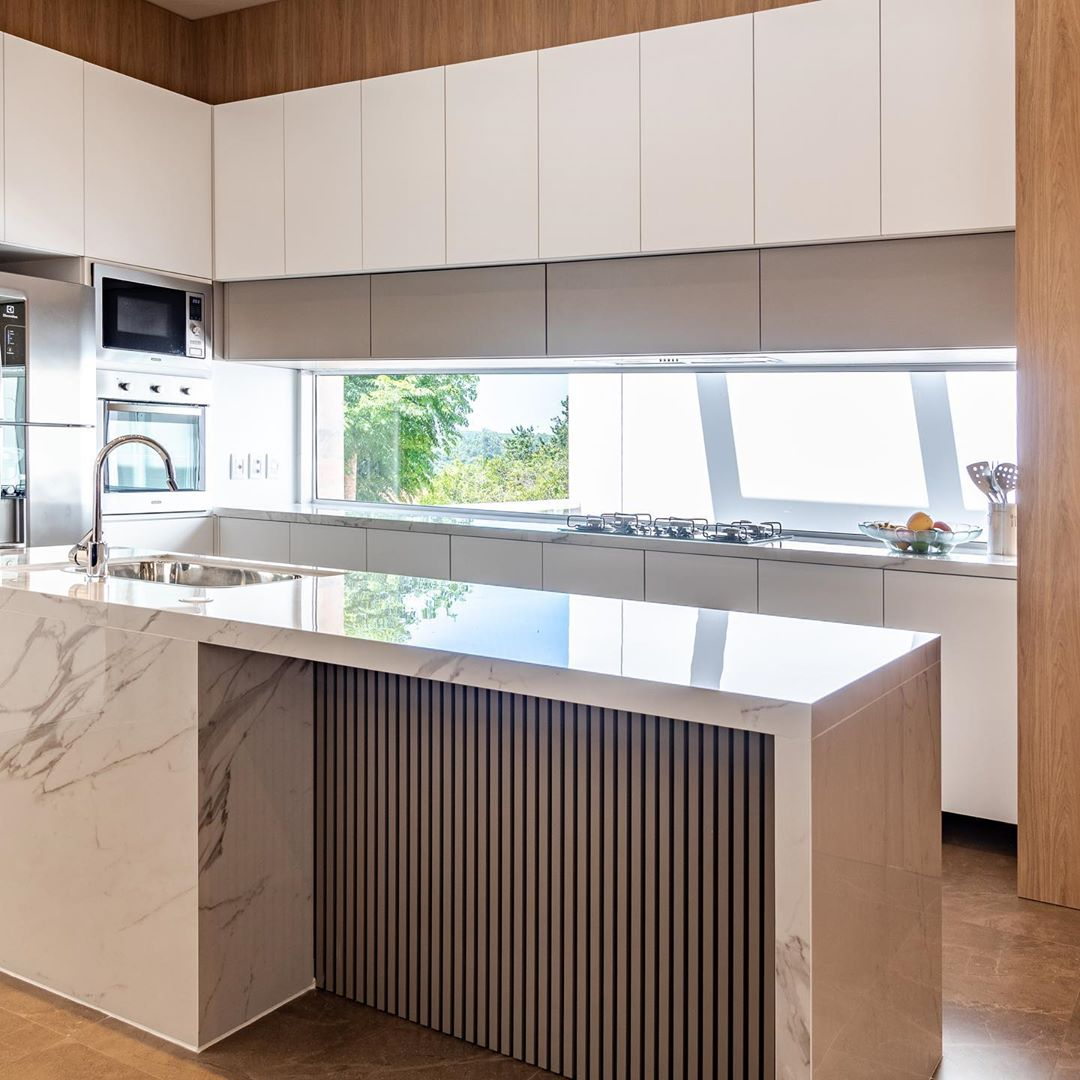 ilha de cozinha com armários e gavetas