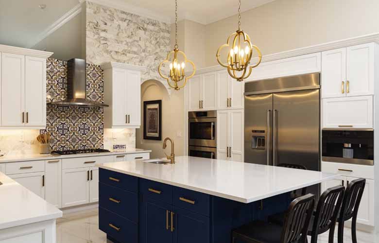 ilha de cozinha com armários e gavetas