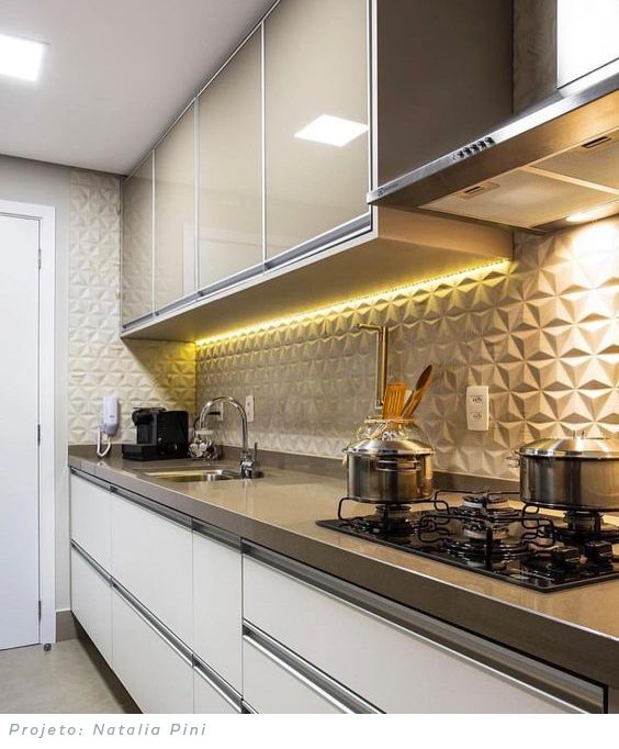 iluminacao embutida em armario de cozinha