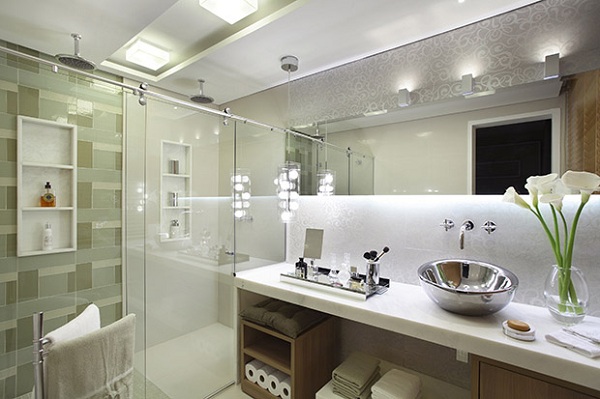 erros comuns iluminação banheiro pequeno evitar