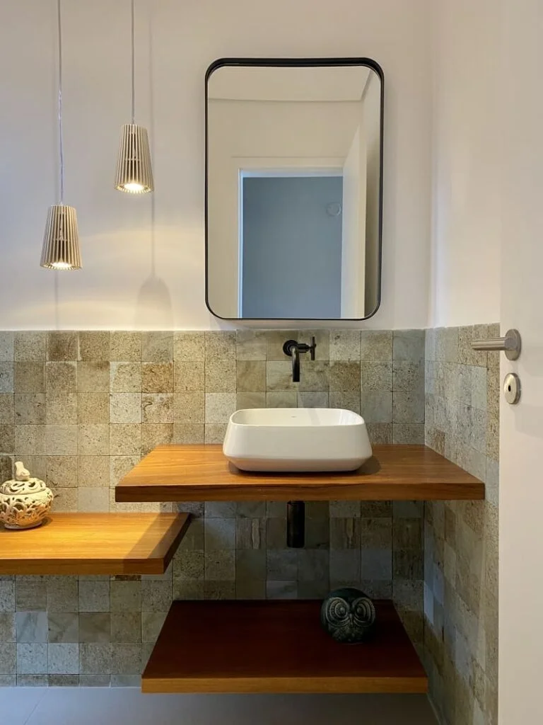 luz quente ou fria banheiro pequeno qual escolher