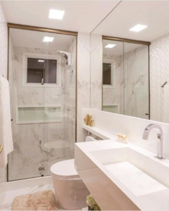 erros comuns iluminação banheiro pequeno evitar