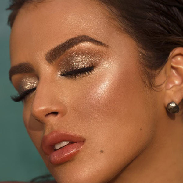 Dicas de aplicação de iluminador para um glow profissional