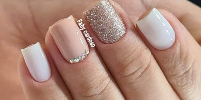 Como fazer unhas degradê de glitter em casa