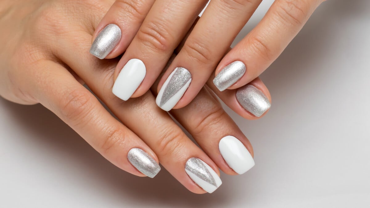 Como fazer unhas degradê de glitter em casa