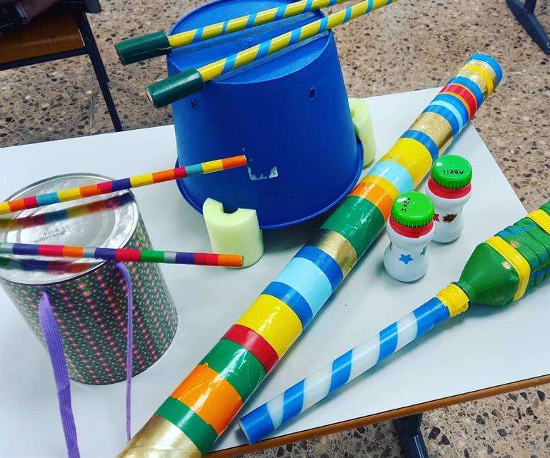 Aprenda a Fazer um Ukulele de Papelão Passo a Passo