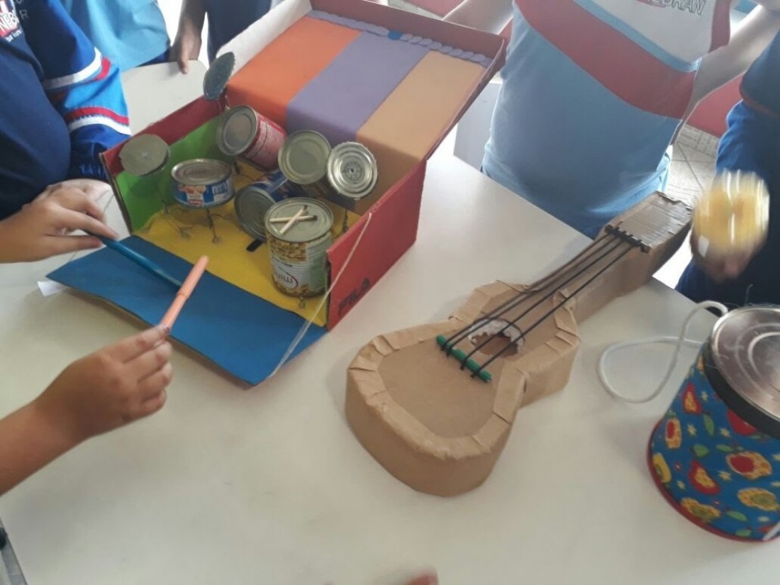 instrumentos musicais feitos de reciclados
