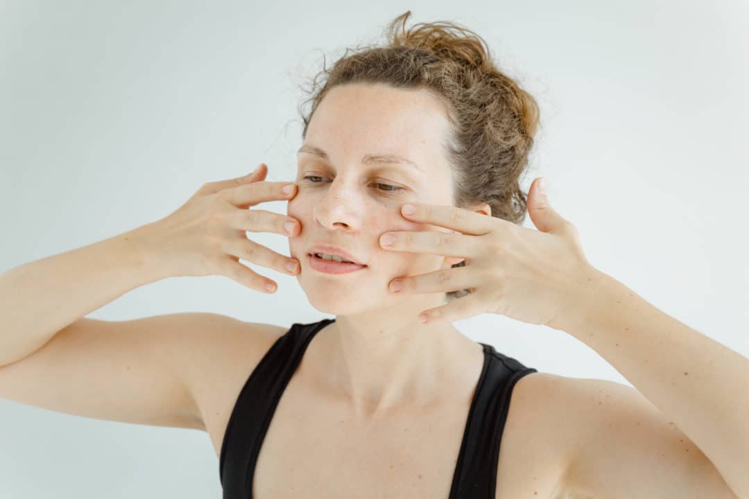Os Melhores Óleos e Séruns para Praticar Ioga Facial