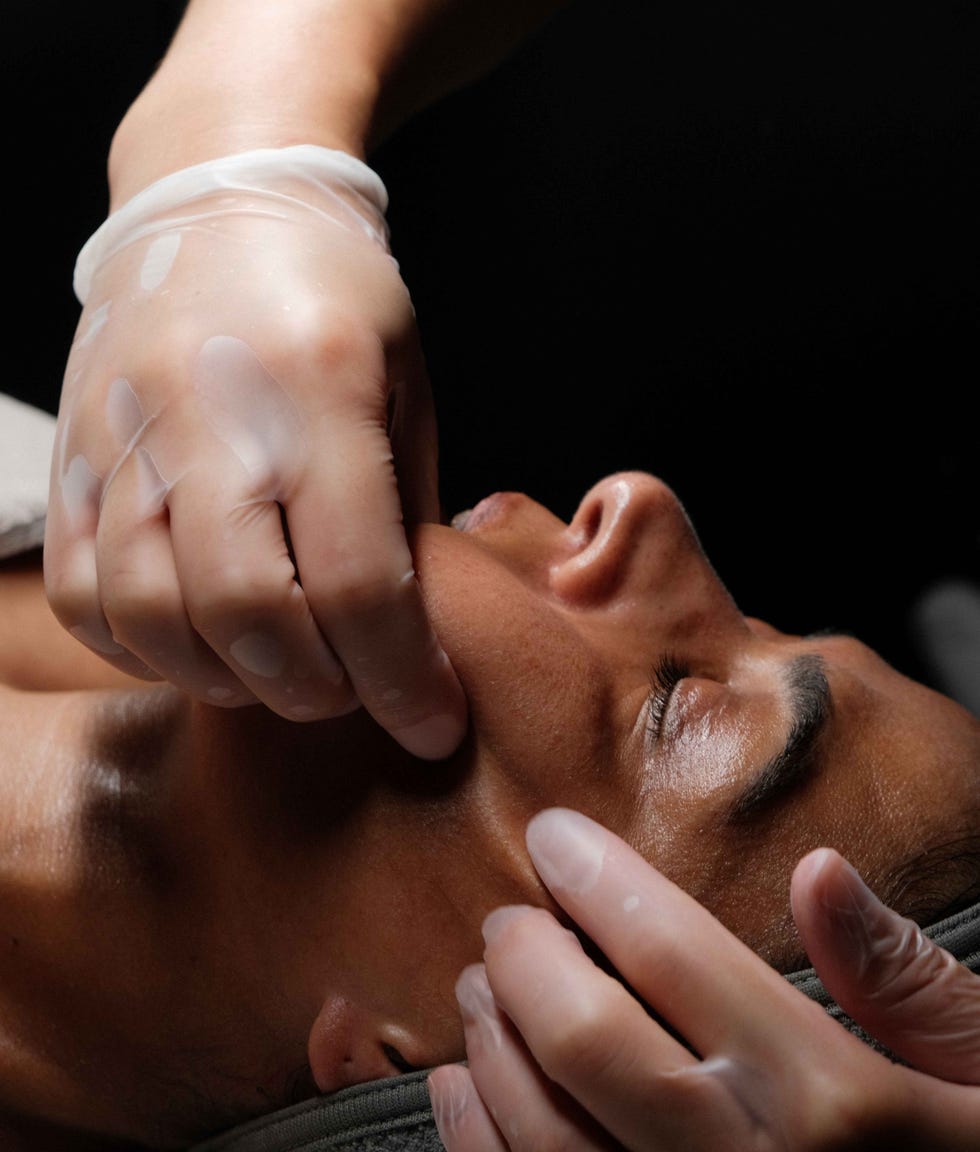 Como a Ioga Facial Ajuda a Reduzir o Inchaço e Bolsas nos Olhos