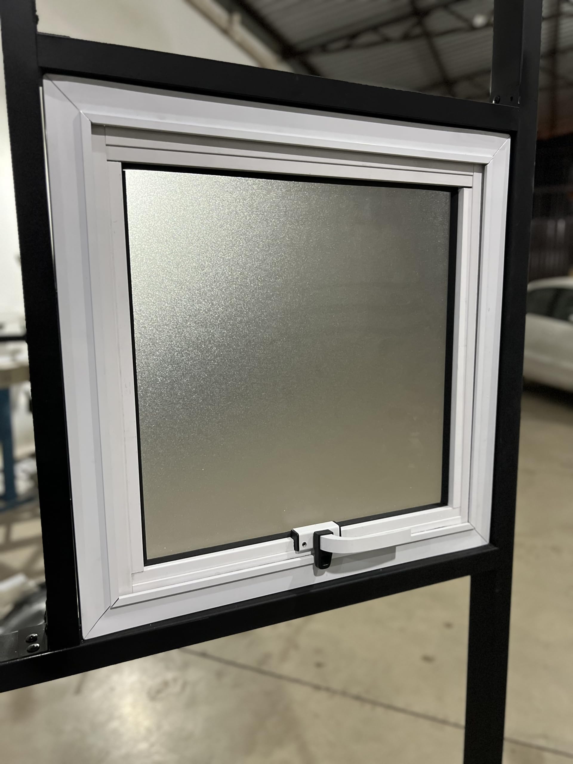 janela para banheiro 50x50 qual material escolher