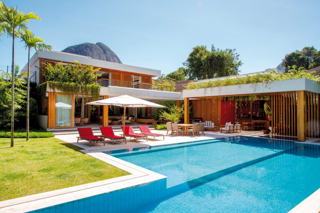 ideias de paisagismo tropical para jardins pequenos com piscina