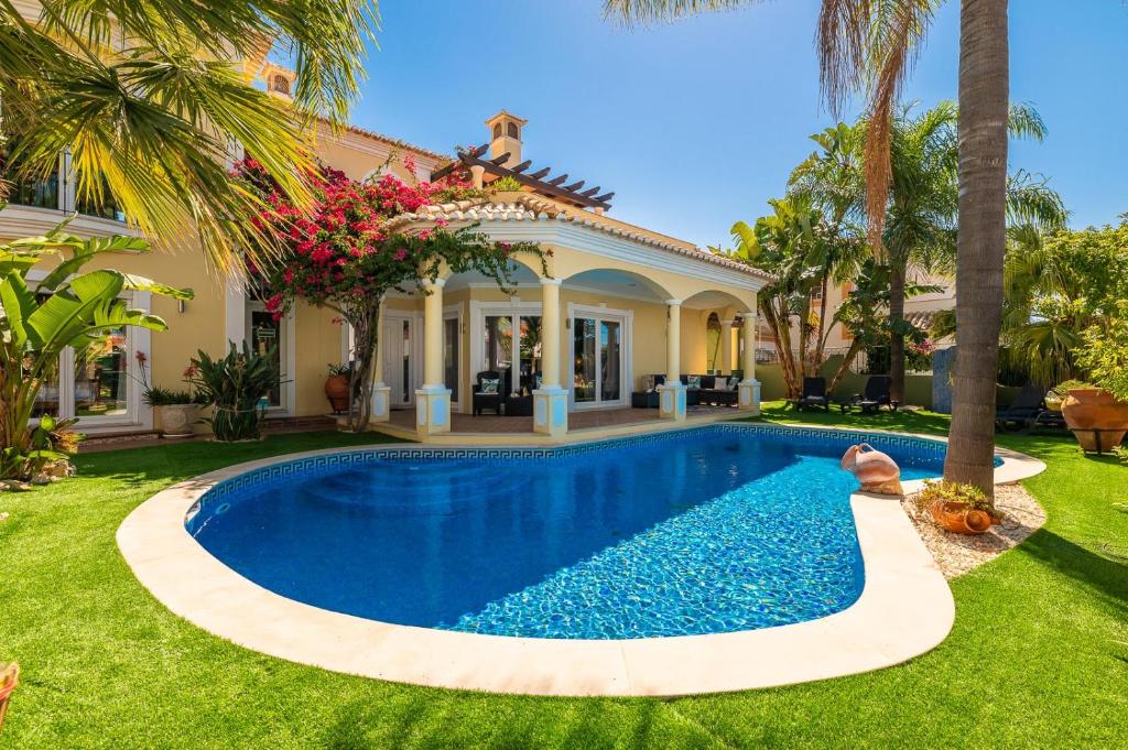 plantas tropicais para piscina com pouca manutenção