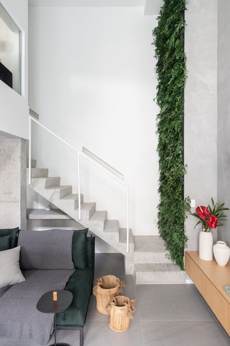 Guia completo de manutenção para jardins verticais em pé-direito duplo