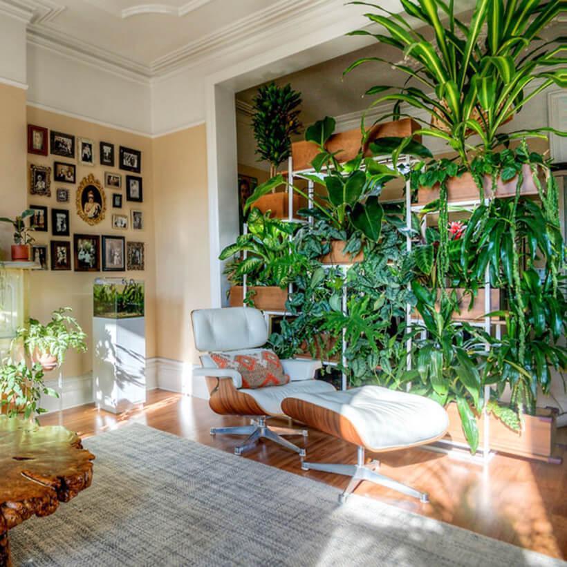 Guia completo de manutenção para jardins verticais em pé-direito duplo