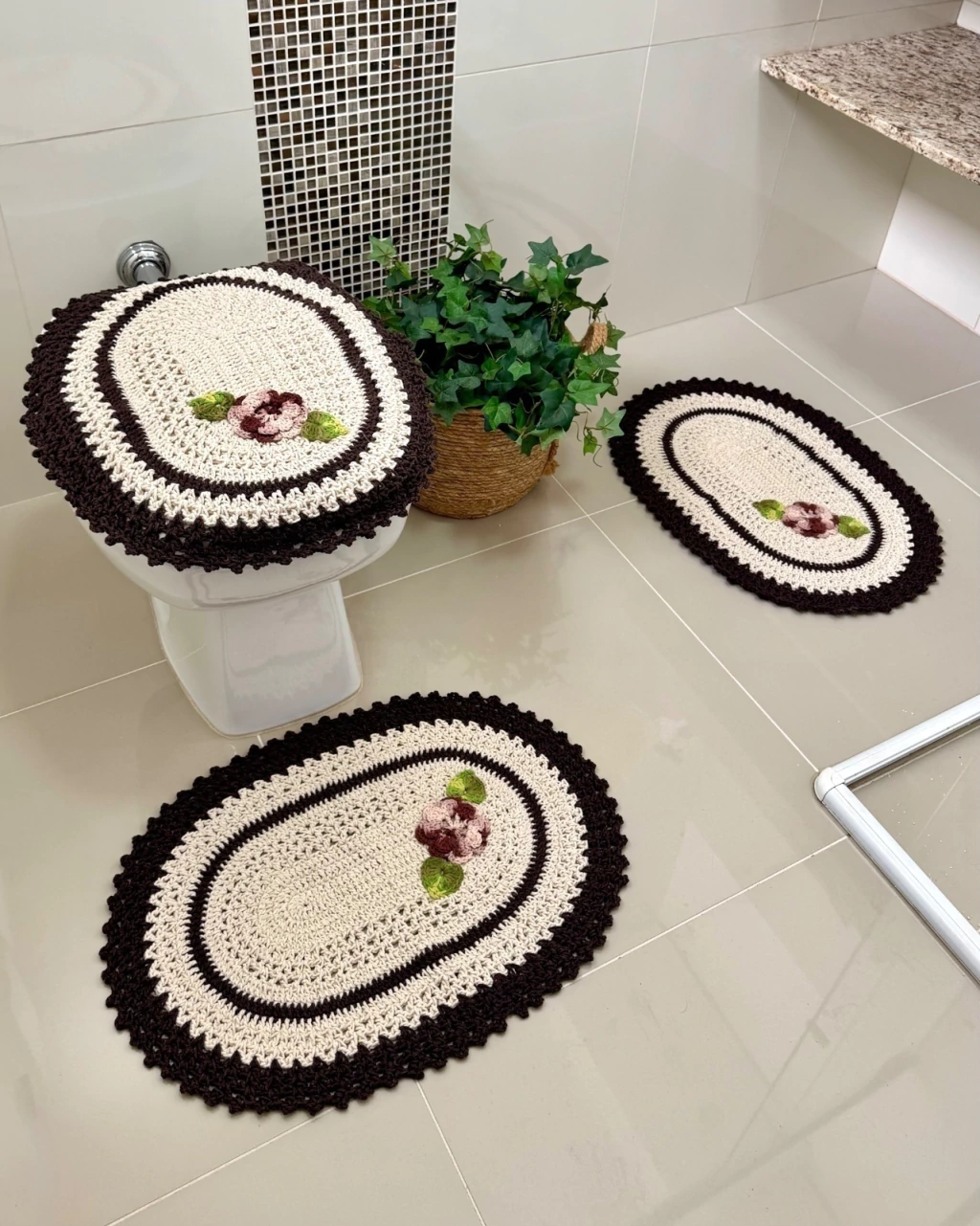 jogo de banheiro de croche vermelho e preto