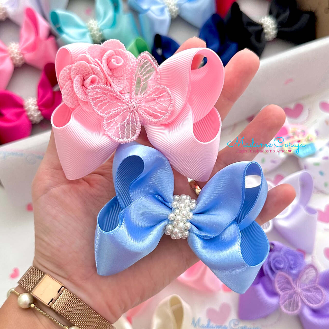 laços de cabelo infantil temáticos vs. laços de luxo