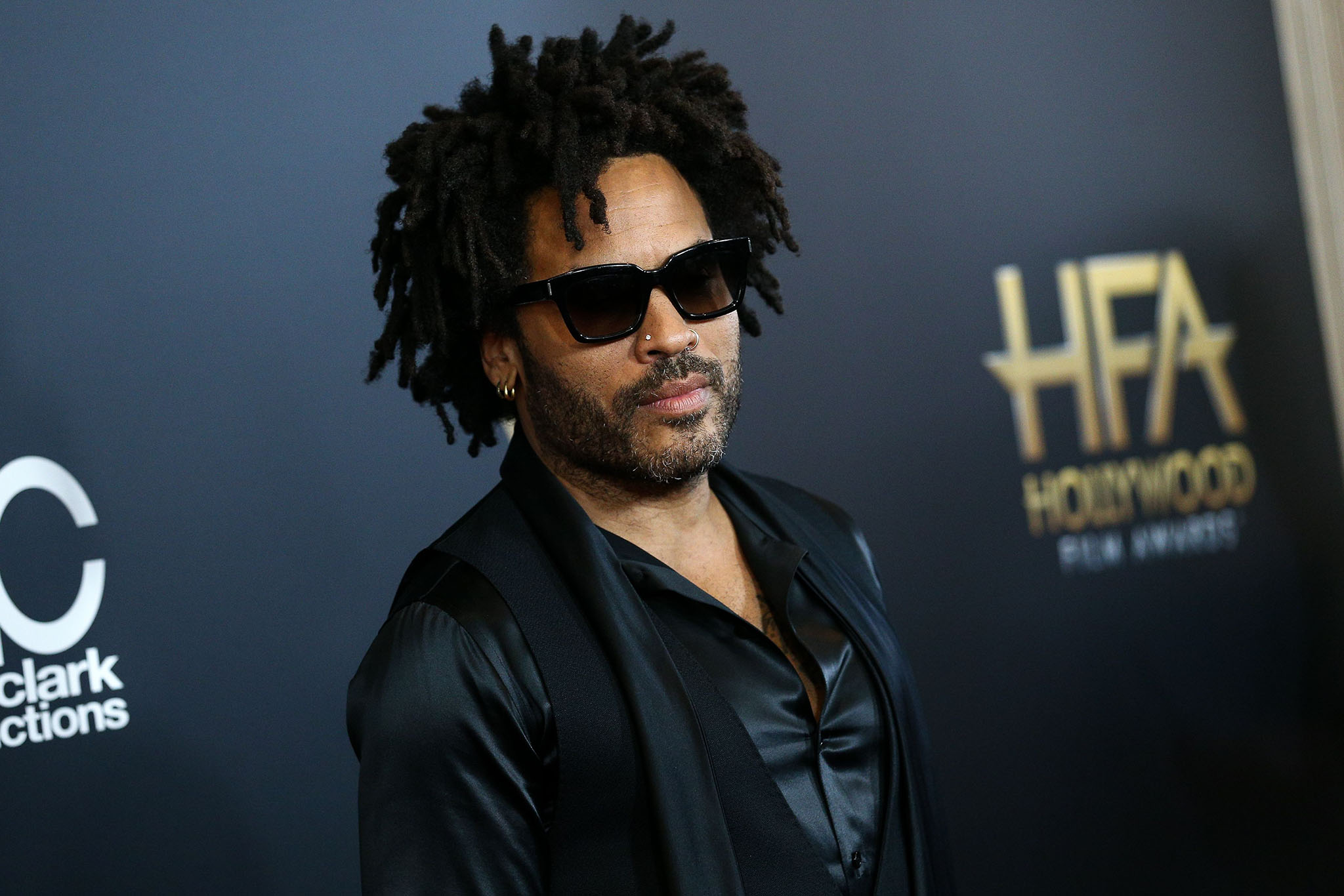 lenny kravitz cabelo liso ou crespo