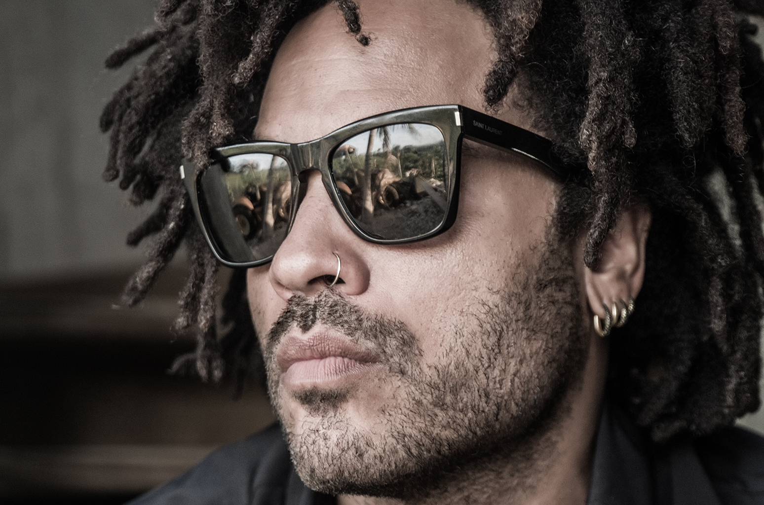 lenny kravitz cabelo liso ou crespo