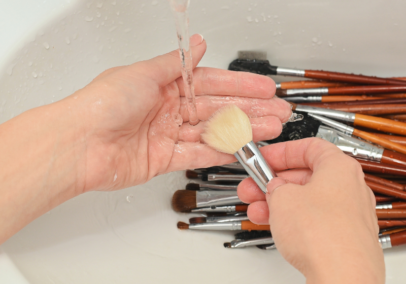 melhor produto para lavar pincel de maquiagem