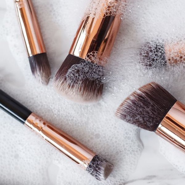 limpeza de pincéis de pintura com tinta a óleo