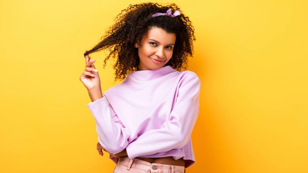 O que significa quando alguém mexe no cabelo enquanto fala com você?